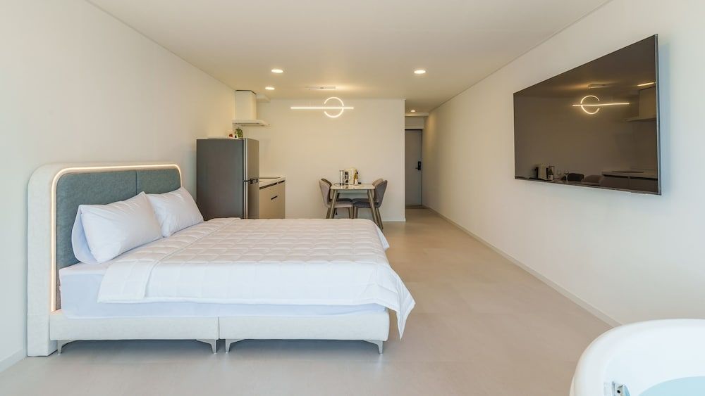 Donghae Neulbadarang Ocean View Pension Basic Room, 1 Bedroom (Room 401 (Full Ocean View / Spa)) 6