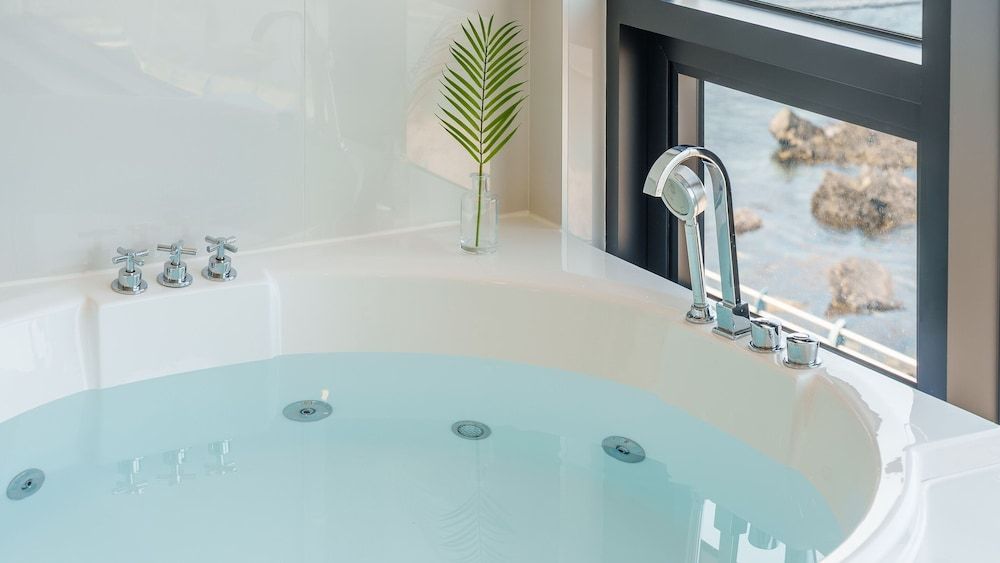 Donghae Neulbadarang Ocean View Pension Basic Room, 1 Bedroom (Room 401 (Full Ocean View / Spa)) 3