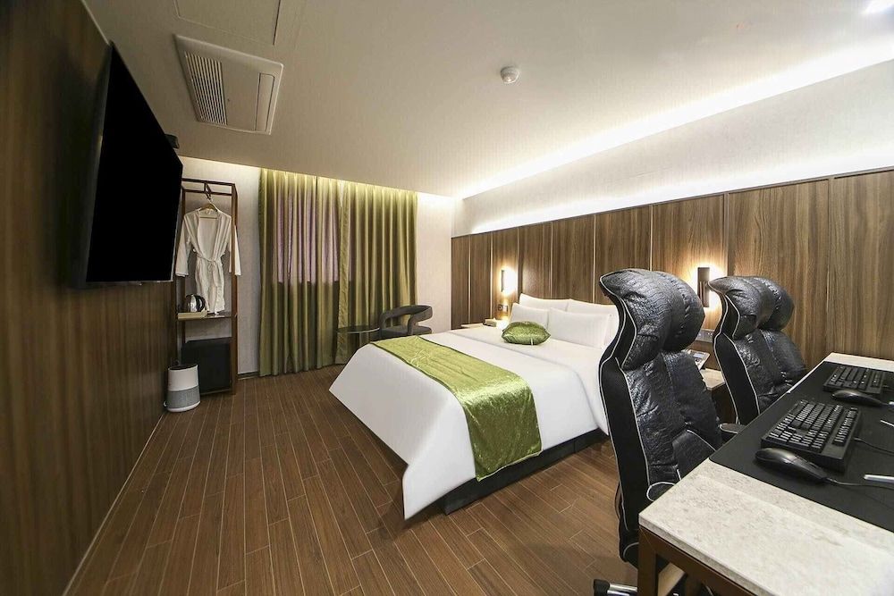 Hanabi Hotel Premium 2 PC Room 2