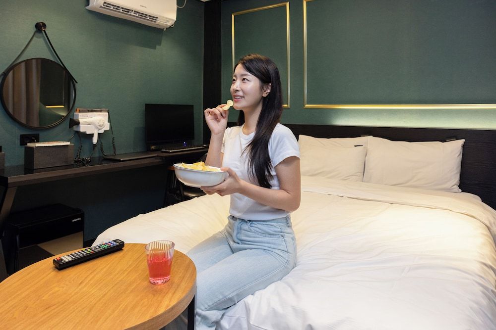 Hotel Daily Standard Double Room, City View 7