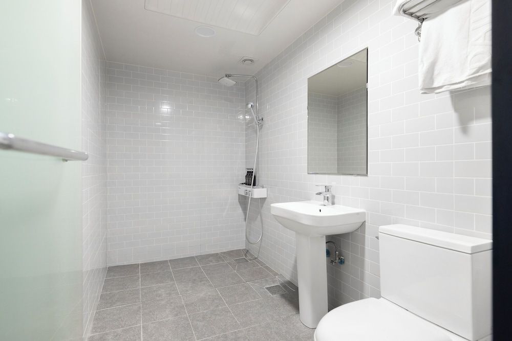 Hotel Daily Deluxe Double Room, City View 18