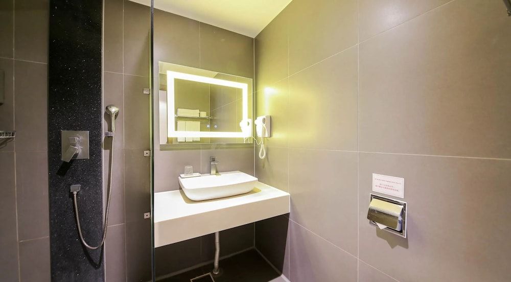 Sunland Hotel Standard Twin Room 5