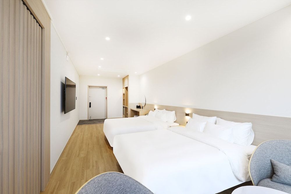 Pohang Hound Hotel Songdo Beach Superior Twin Room 4