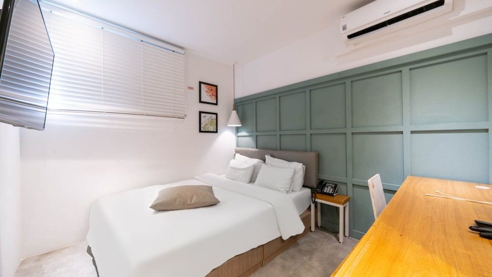 NU Hotel Standard Room 5