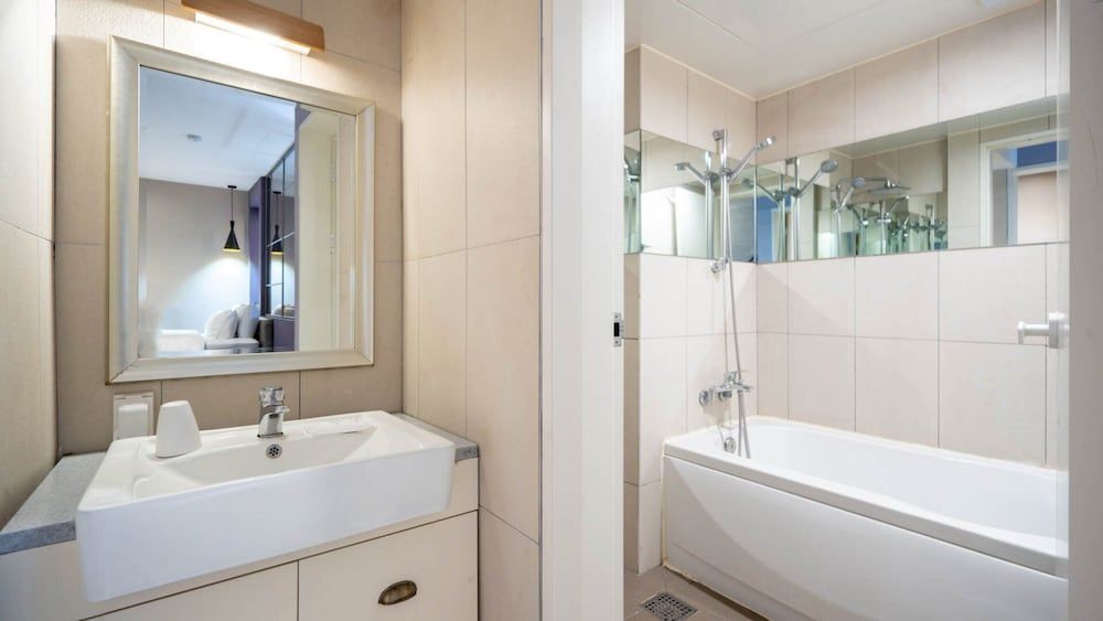 NU Hotel Premium Twin Room 8