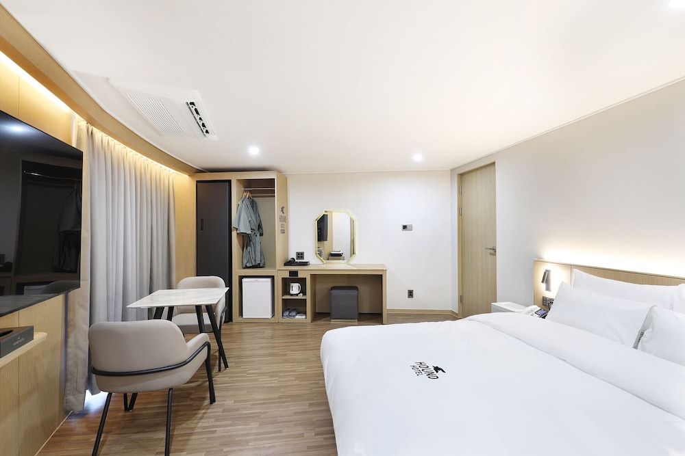 HotelHound Jeonju Junghwasan Premium Double Room, City View 10