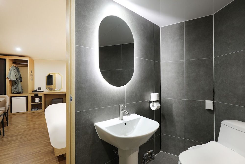 HotelHound Jeonju Junghwasan Premium Double Room, City View 4