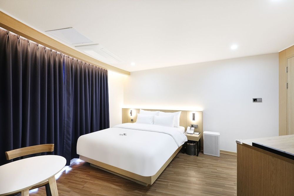 HotelHound Jeonju Junghwasan Deluxe Double Room, City View 2