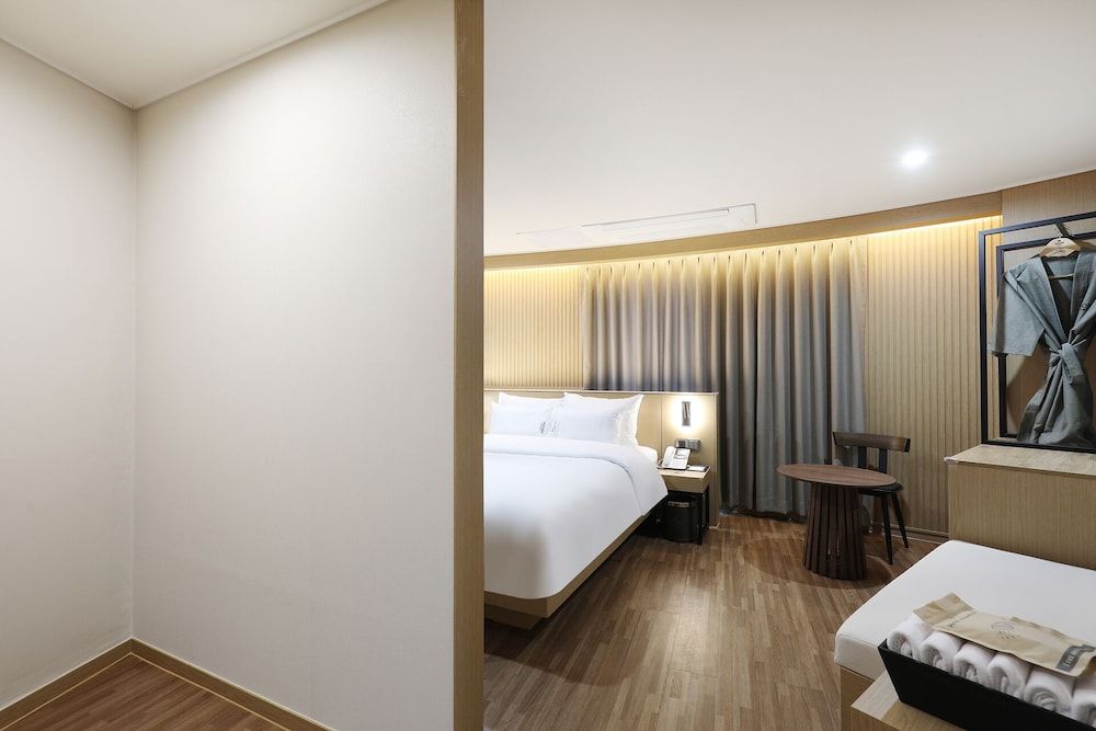 HotelHound Jeonju Junghwasan Deluxe Double Room, City View 10