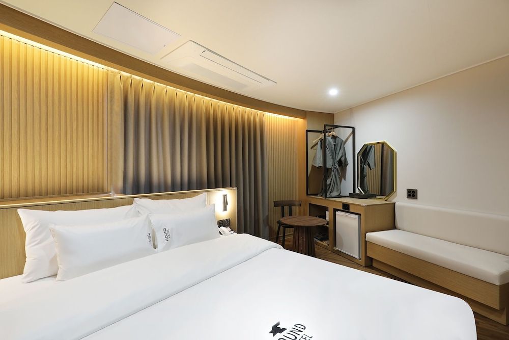 HotelHound Jeonju Junghwasan Deluxe Double Room, City View 3