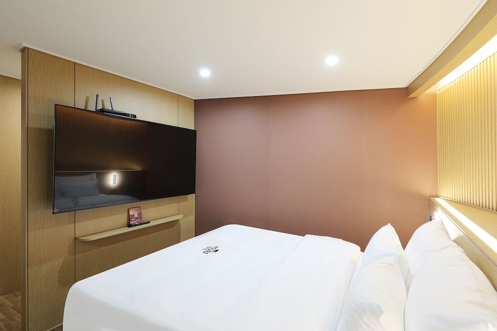 HotelHound Jeonju Junghwasan Deluxe Double Room, City View 8