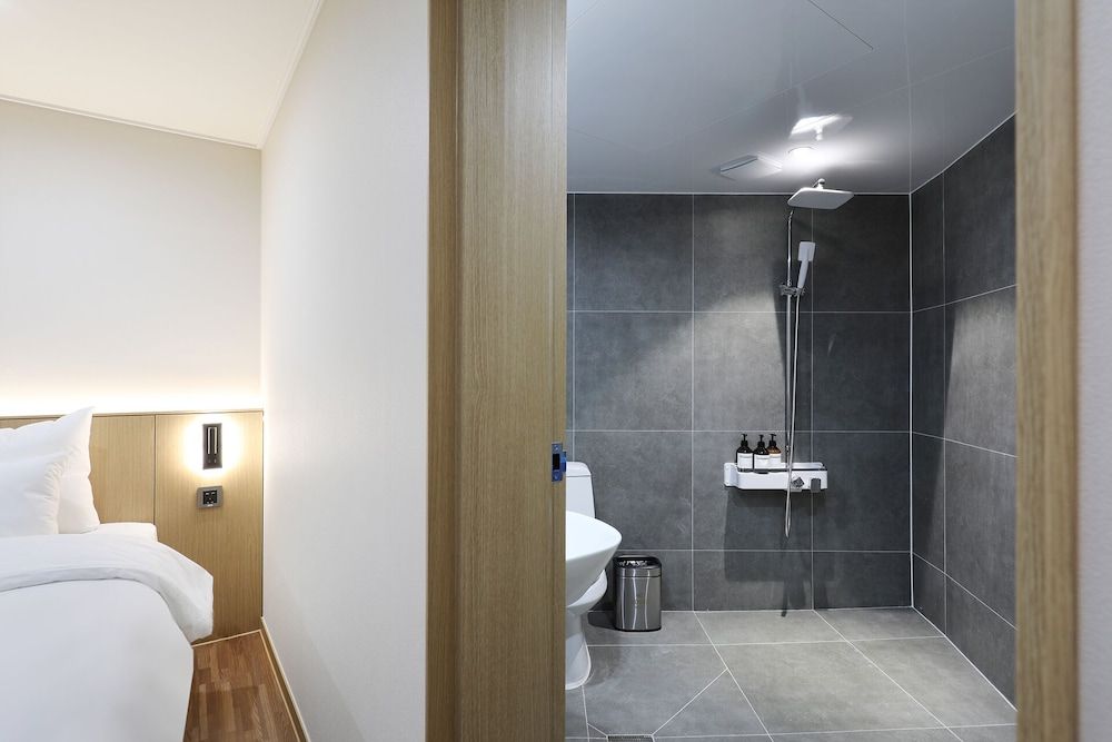 HotelHound Jeonju Junghwasan Premium Double Room, City View 2