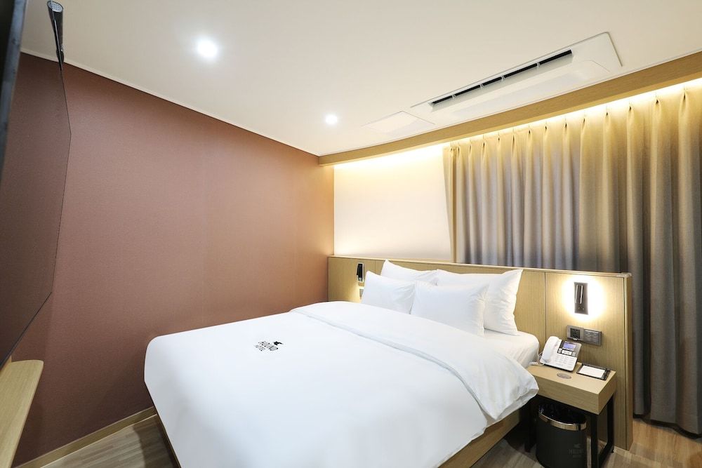 HotelHound Jeonju Junghwasan Superior Double Room, City View 8