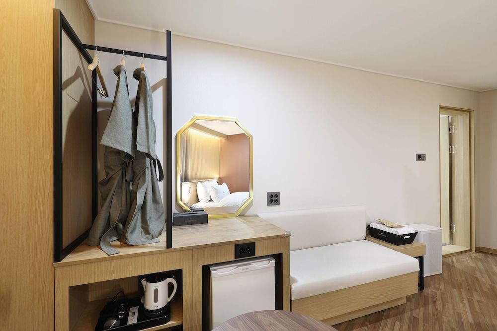 HotelHound Jeonju Junghwasan Deluxe Double Room, City View 9