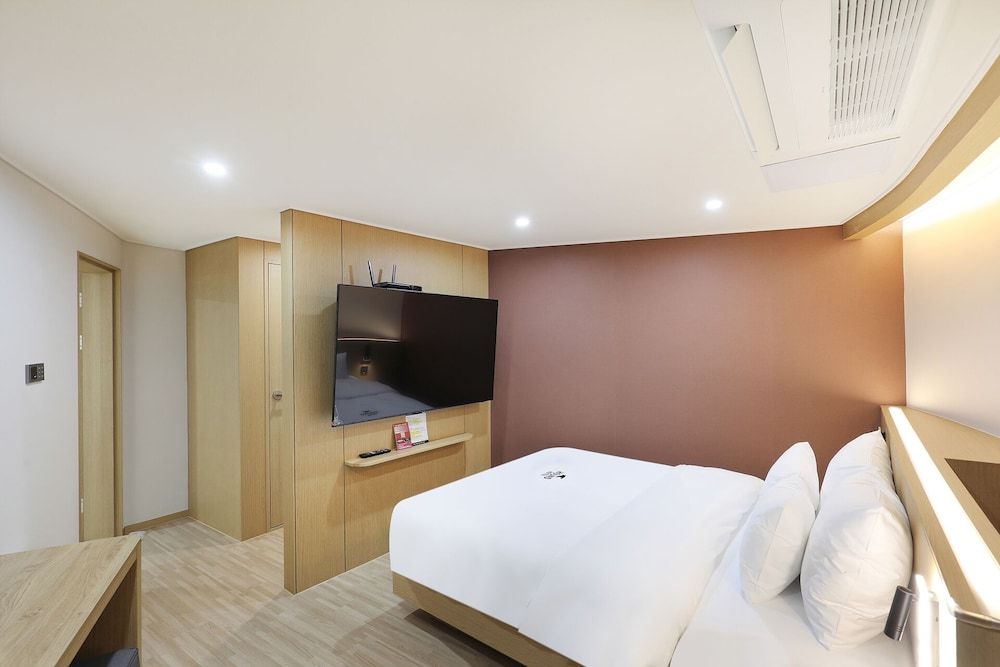 HotelHound Jeonju Junghwasan Superior Double Room, City View