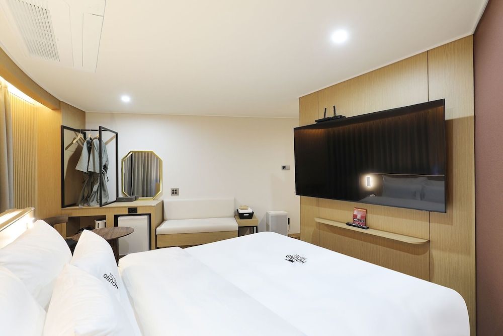 HotelHound Jeonju Junghwasan Deluxe Double Room, City View 7