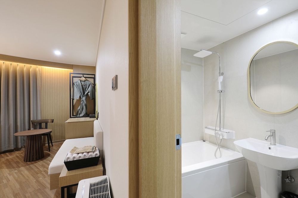 HotelHound Jeonju Junghwasan Deluxe Double Room, City View 5