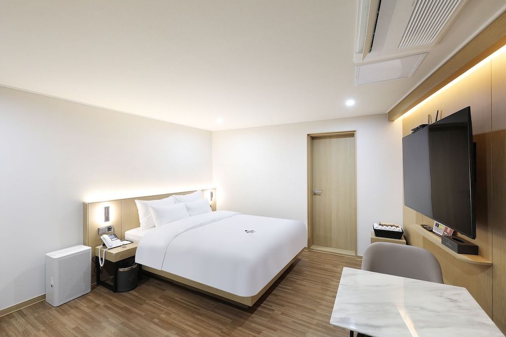 HotelHound Jeonju Junghwasan Premium Double Room, City View 7