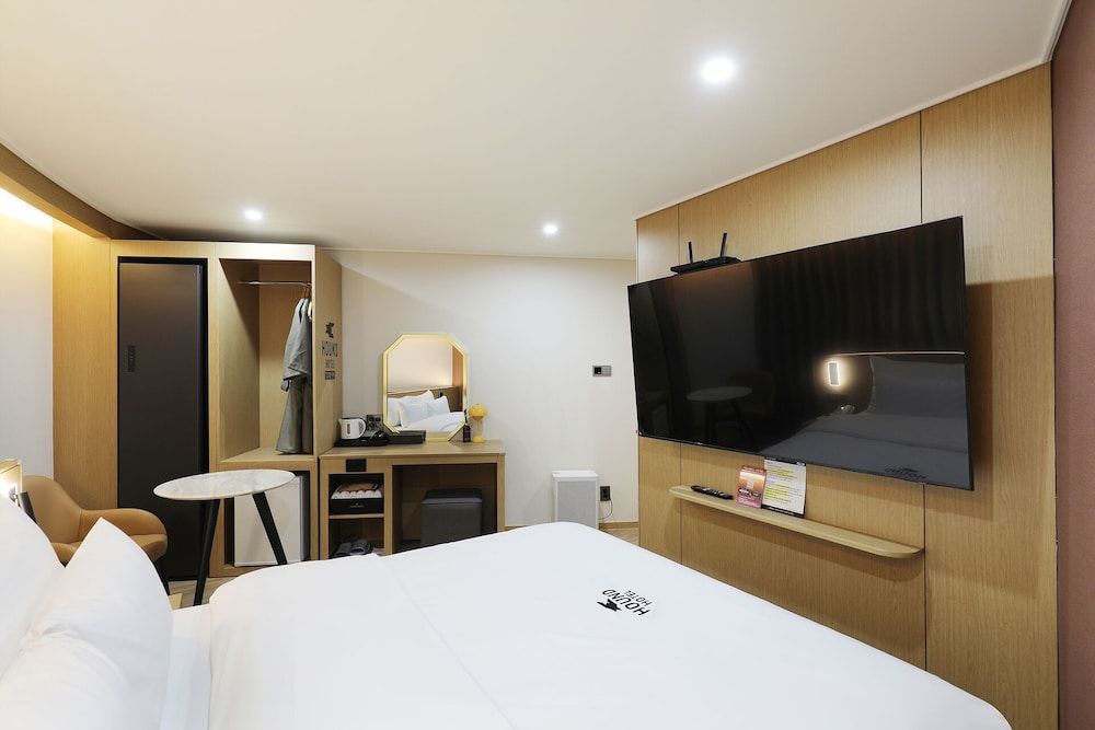 HotelHound Jeonju Junghwasan Superior Double Room, City View 3