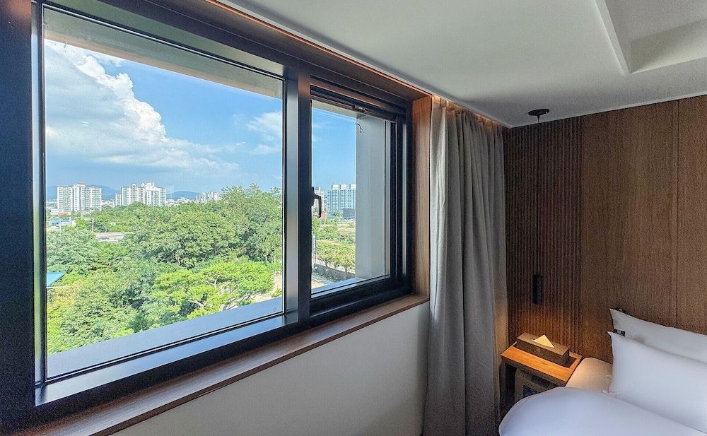 RAMPART HOTEL Standard Room, City View 7