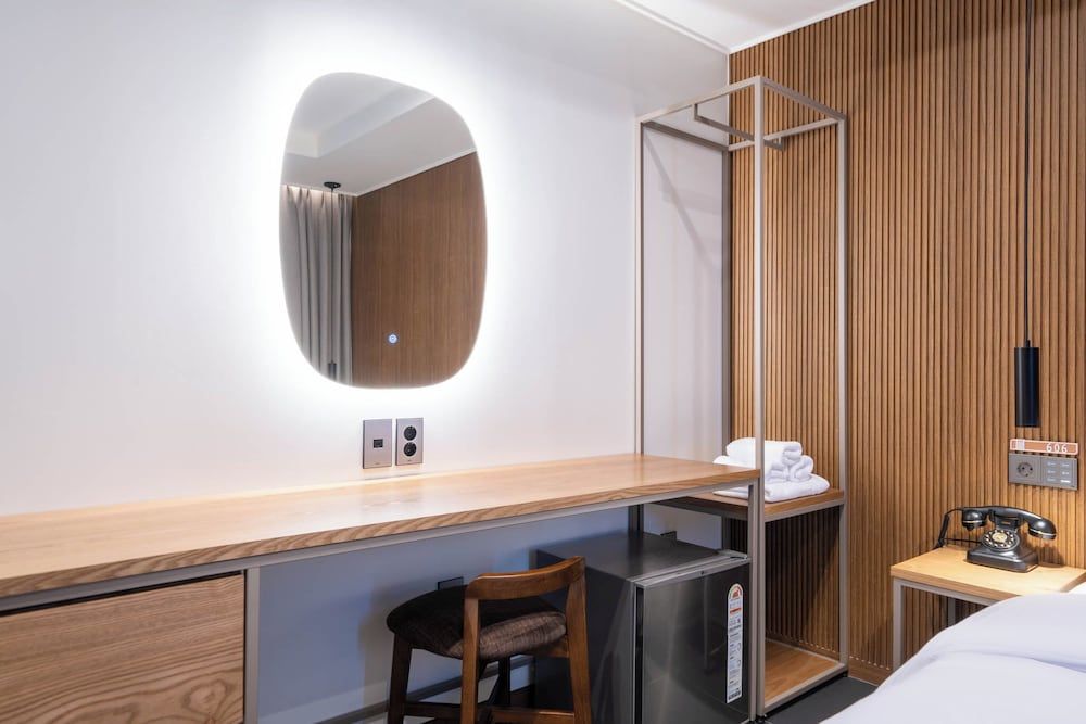 RAMPART HOTEL Standard Room, City View 2