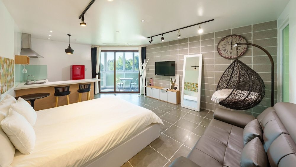 Namhae Briant Oceanview Spa Pension Basic Room, 1 Bedroom (A201 (Spa & BBQ/ Half Ocean View/pet)) 5