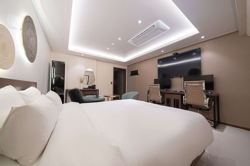From H About Hotel Chungju Premium Room 7
