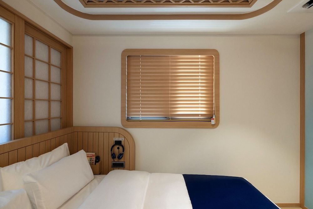 Stay Passport Airplane Guri Premium Economy Class 3