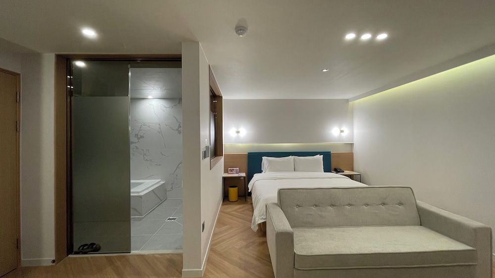 BUTTON HOTEL Yangsan Sports Complex Premium Double Room 5