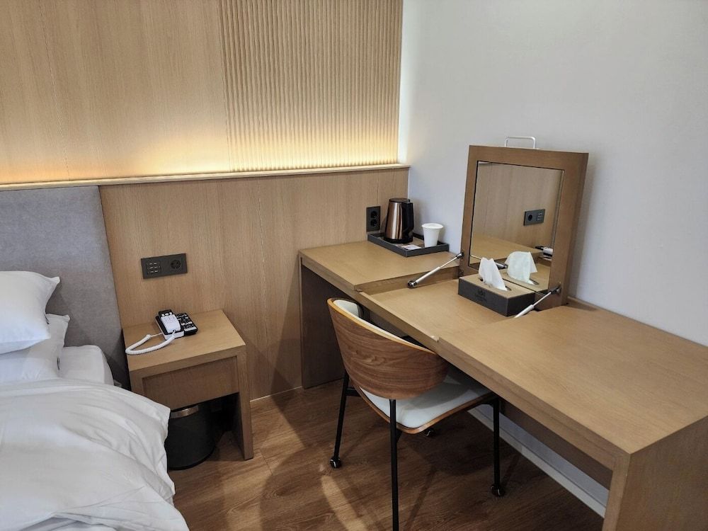 Crystal Hotel Deluxe Double Room 10