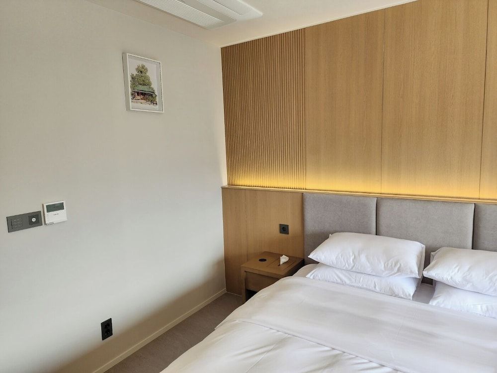 Crystal Hotel Deluxe Double Room 9