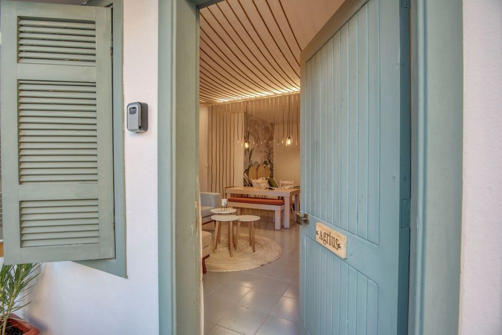 Agrius - Elegant Studio & Balcony in Batroun Studio, 1 Double Bed, Kitchenette, Mountain View 11