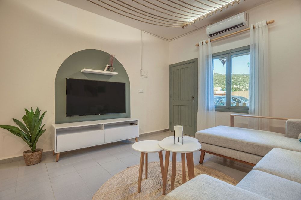 Agrius - Elegant Studio & Balcony in Batroun Studio, 1 Double Bed, Kitchenette, Mountain View 10