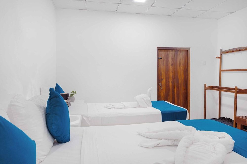 Roshanne Beach Resort Deluxe Quadruple Room, Garden View 2