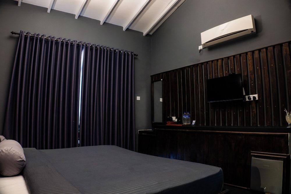 Ceylon Retreat Sigiriya Deluxe Double or Twin Room, Lake View 5