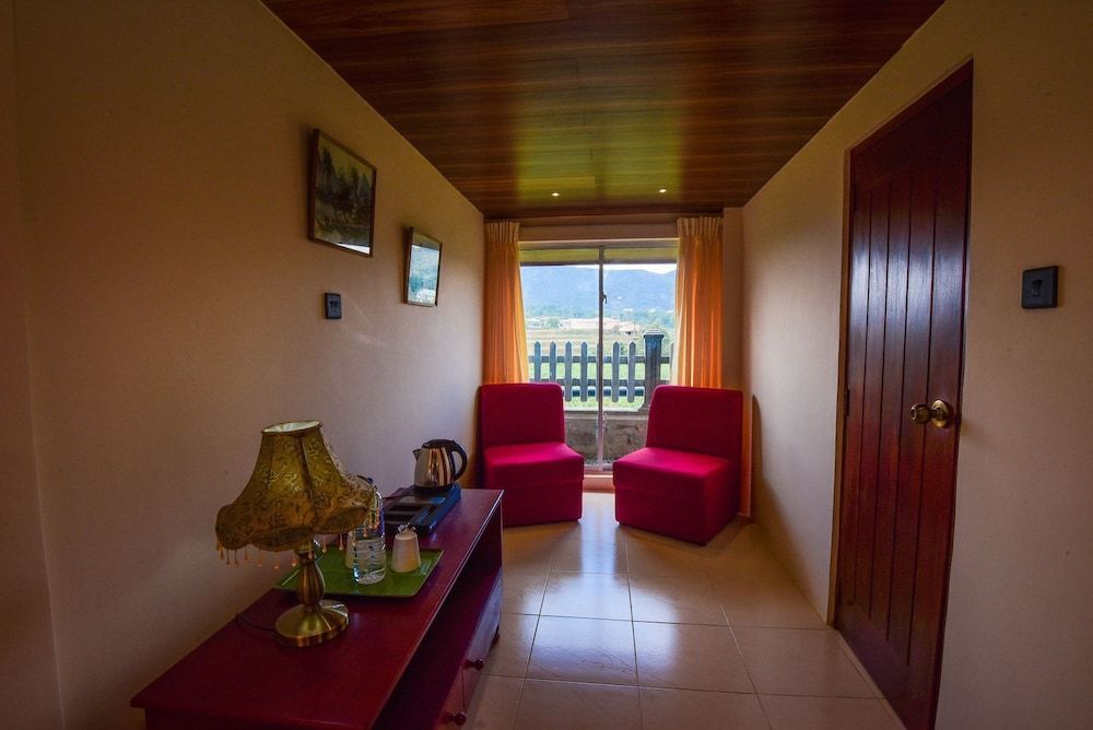 The Iris Villa Deluxe Double Room, Hill View 3