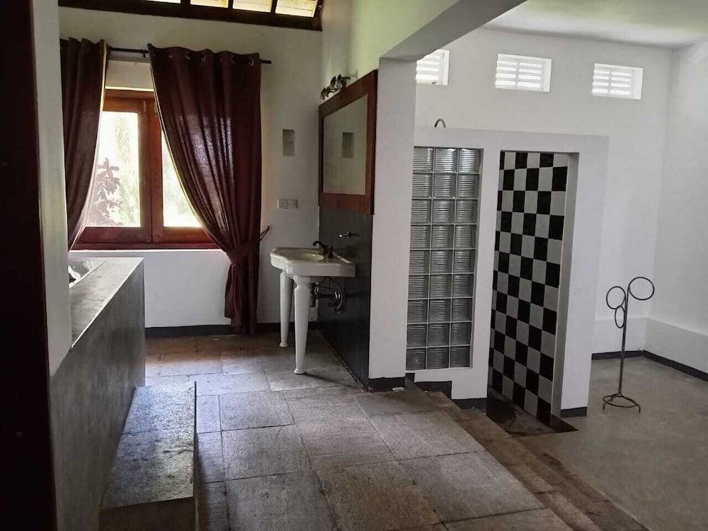 Nidahasa Heritage Villa Deluxe Double Room, Garden View 9