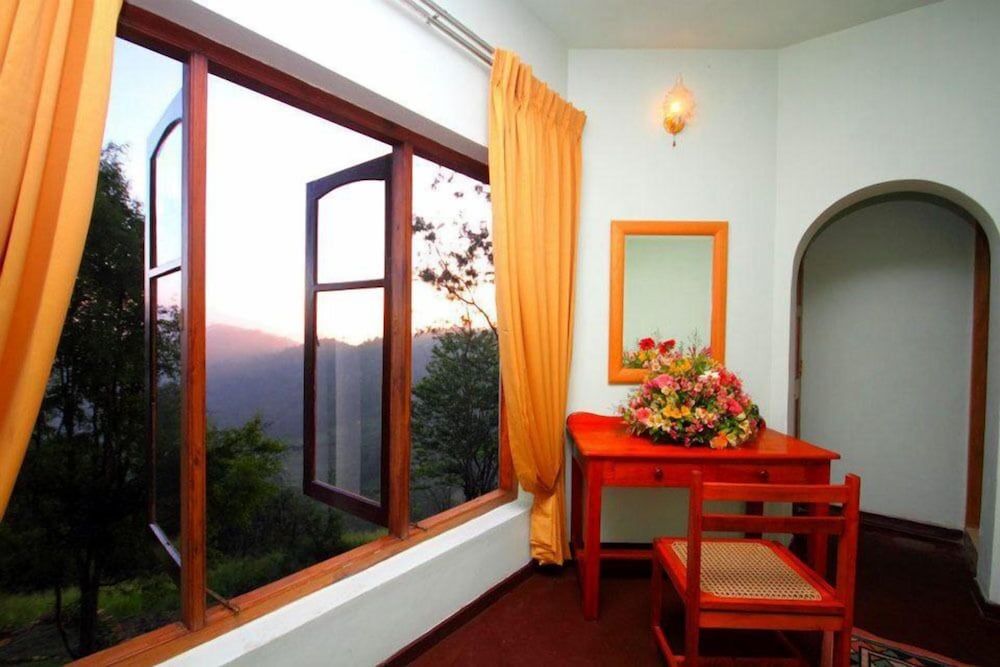 The - Hideaway Ella Family Room, Balcony, Mountain View 2