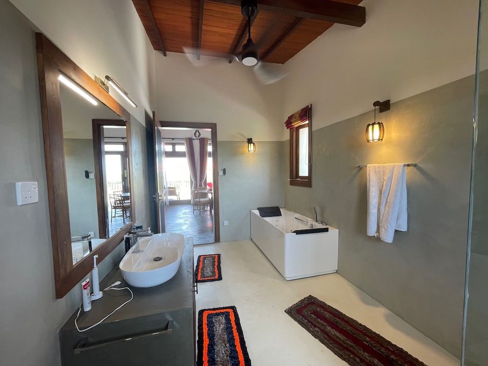 Tangalle Villa Junior Suite, Balcony, Mountain View 11