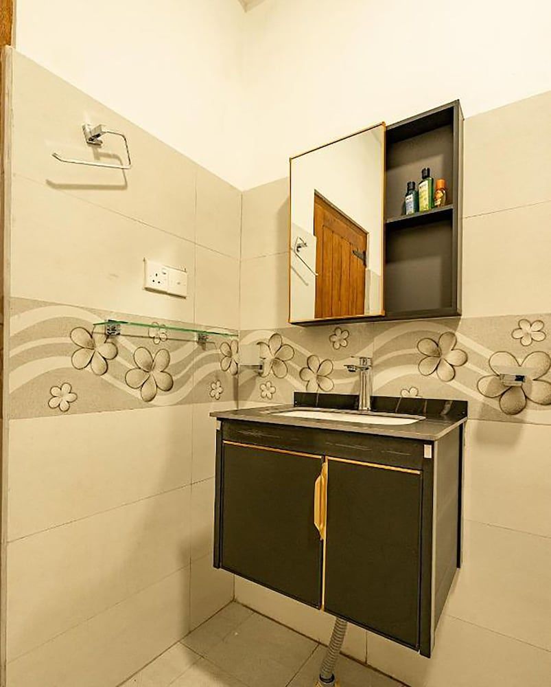 Ella Ostella Family Room, Balcony, Mountain View 11