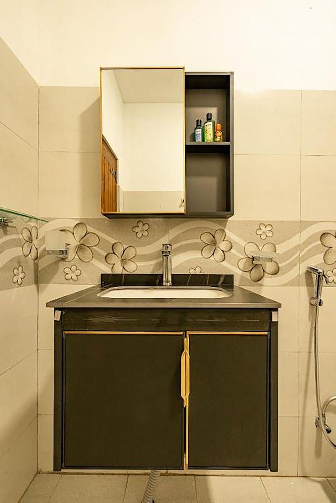 Ella Ostella Family Room, Balcony, Mountain View 7