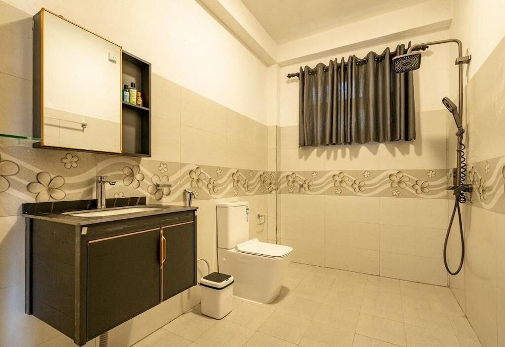 Ella Ostella Family Room, Balcony, Mountain View 9