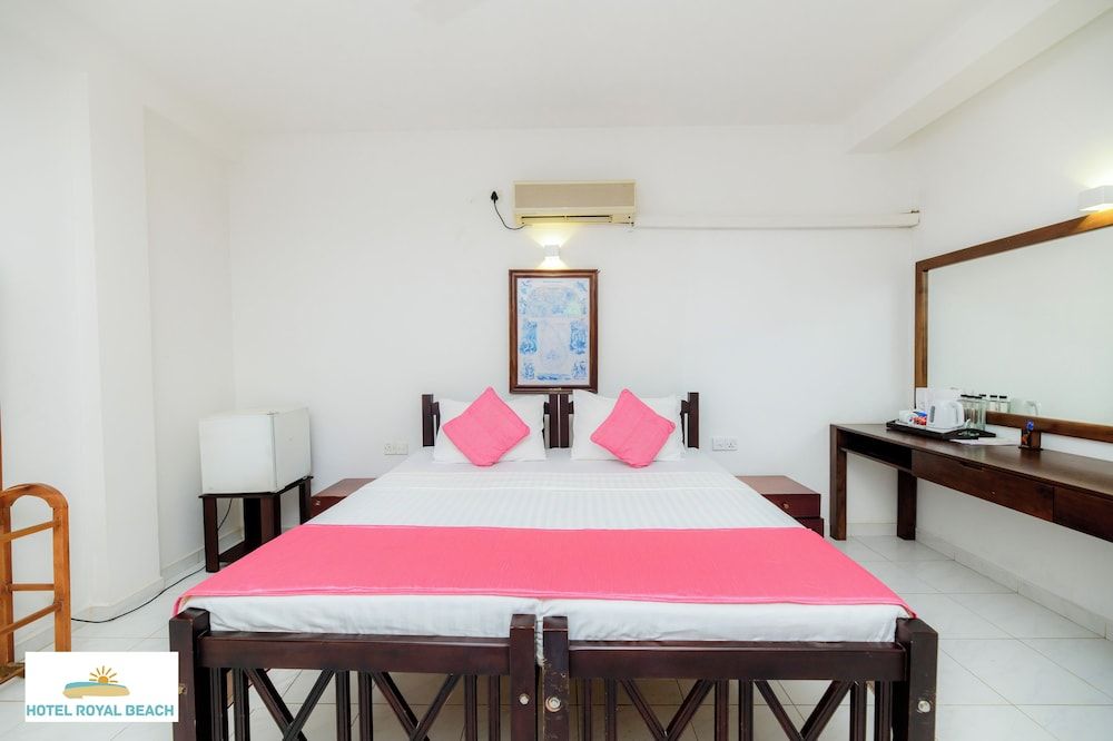 Royal Beach Hotel Standard Double Room, Balcony, Garden View 3