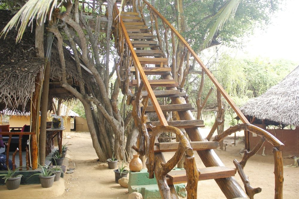 Thumbaya Resort Yala Luxury Tree House, Balcony, Lake View 2