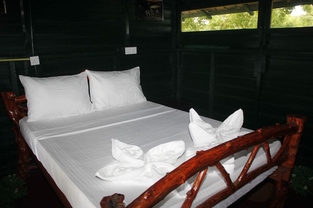 Thumbaya Resort Yala Luxury Tree House, Balcony, Lake View 3