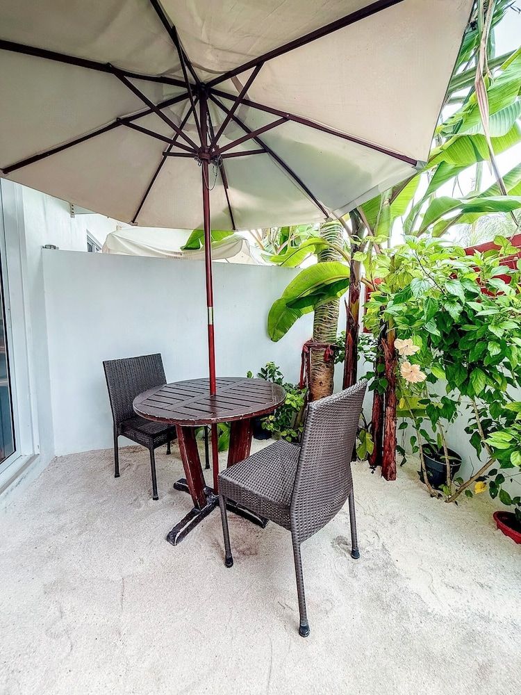 The Wave Dhigurah Deluxe Double Room, Patio, Garden View 6