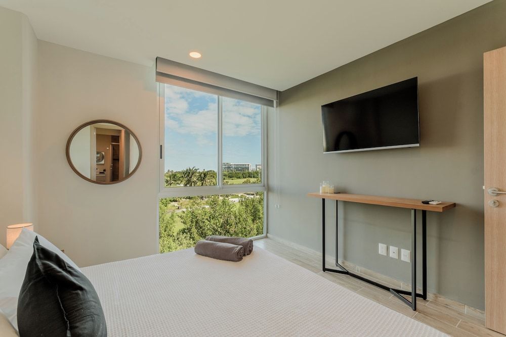 EHDEN Vacation Suites Puerto Cancún King Suite with Balcony Golf Course View 4