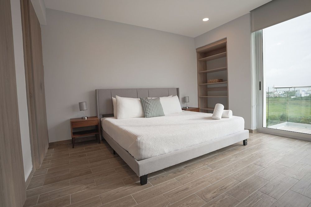 EHDEN Vacation Suites Puerto Cancún King Suite with Balcony Golf Course View 8