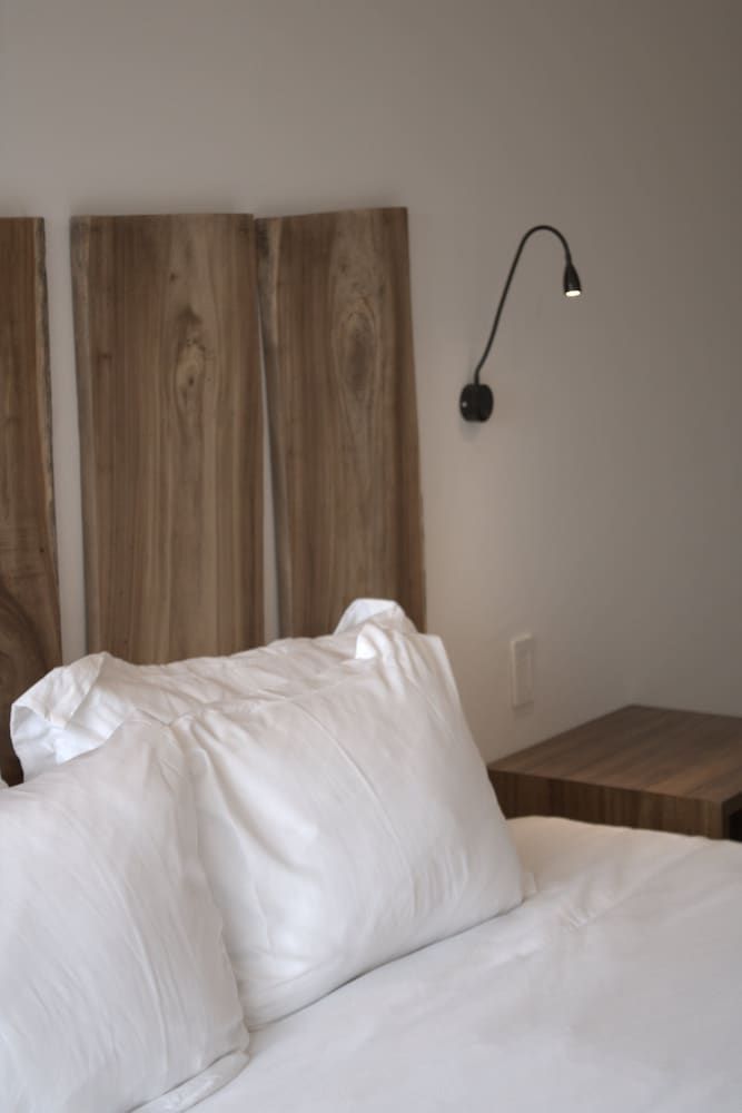 B10 Distinctive Hotel Deluxe Room 2