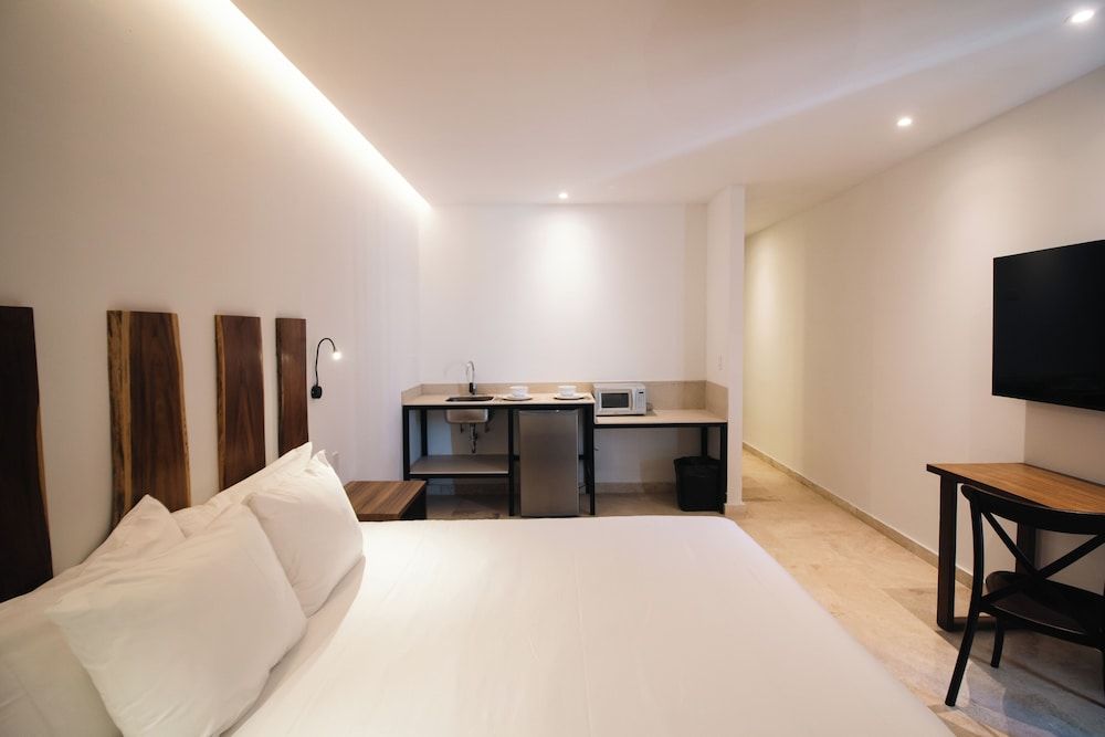 B10 Distinctive Hotel Deluxe Room 3